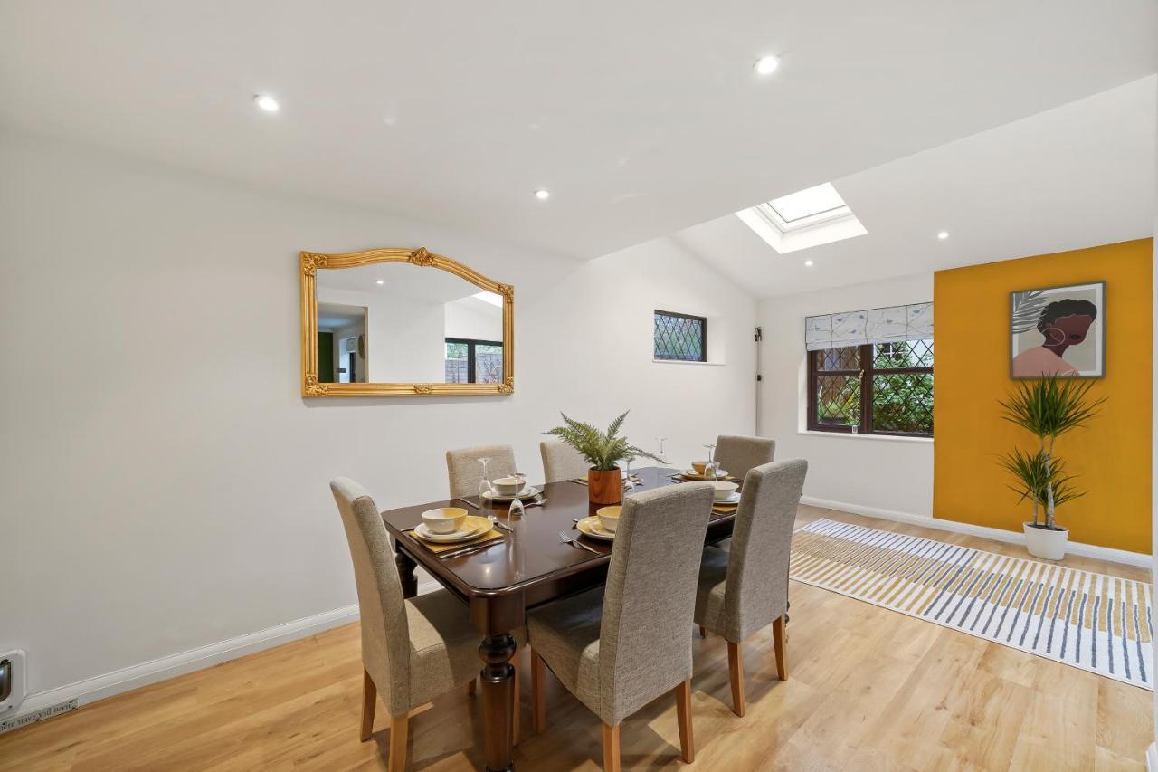 Beautiful 5 Bedroom House In Stone, Aylesbury, Free Parking Stone  エクステリア 写真