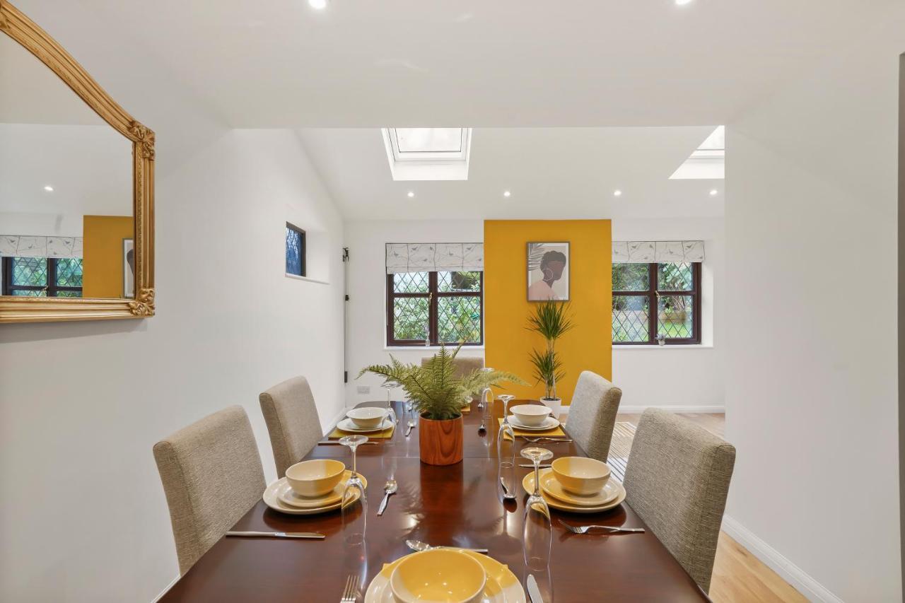 Beautiful 5 Bedroom House In Stone, Aylesbury, Free Parking Stone  エクステリア 写真