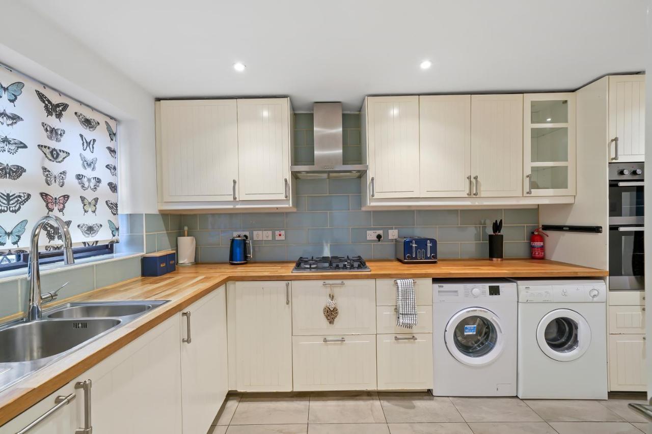 Beautiful 5 Bedroom House In Stone, Aylesbury, Free Parking Stone  エクステリア 写真