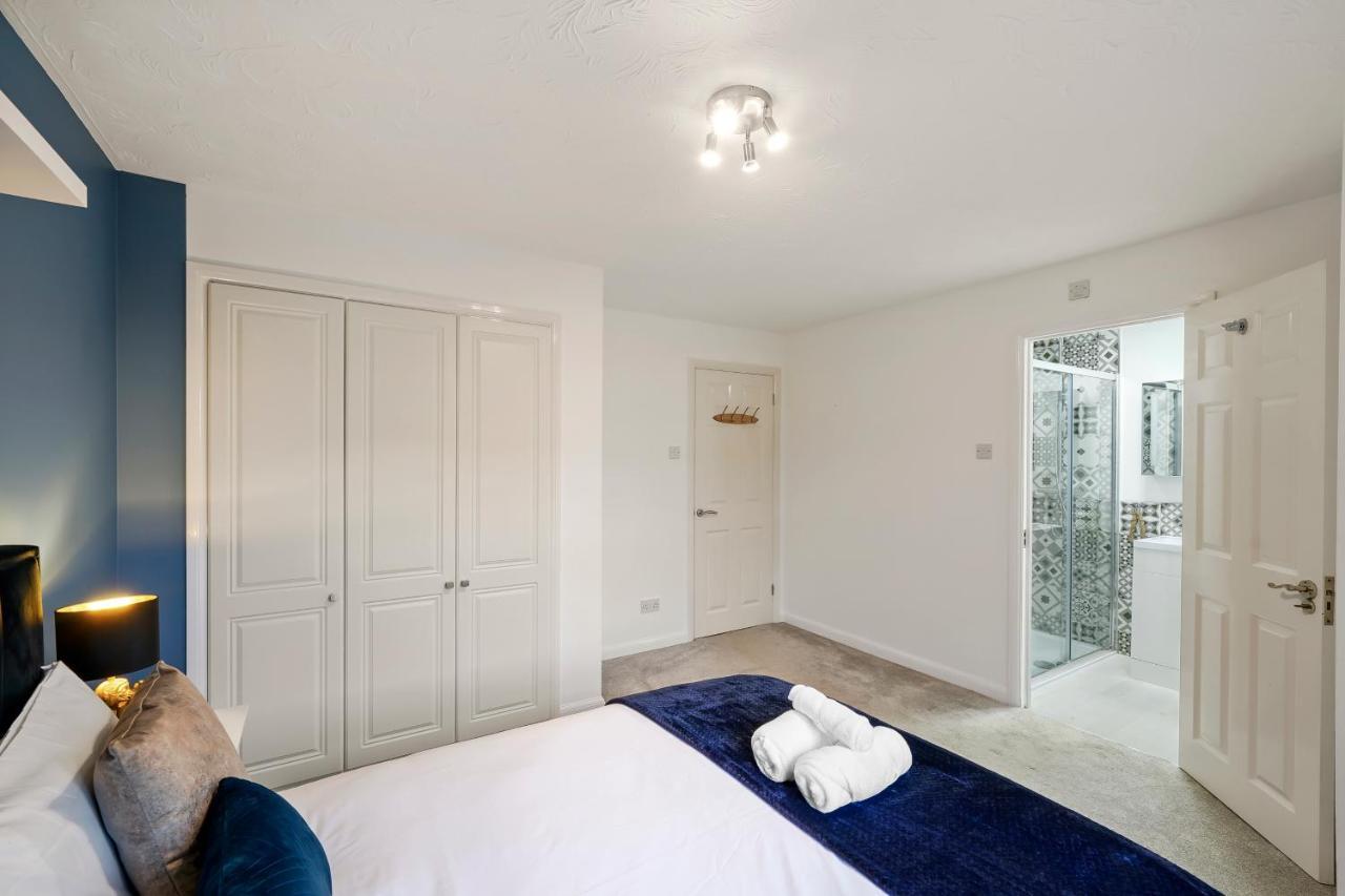 Beautiful 5 Bedroom House In Stone, Aylesbury, Free Parking Stone  エクステリア 写真